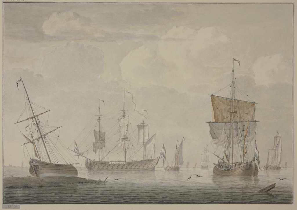 Ruhige See mit vielen Schiffen, links liegt ein Schiff auf dem Strand, Cornelis de Grient
