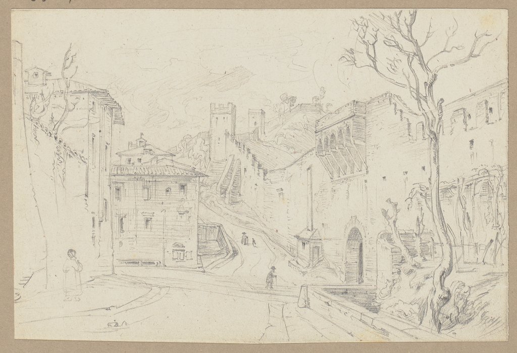 Blick auf eine breite, einen Hang hinaufführende Straße in Italien, links von Häusern, rechts von der Stadtmauer begrenzt, Friedrich Metz