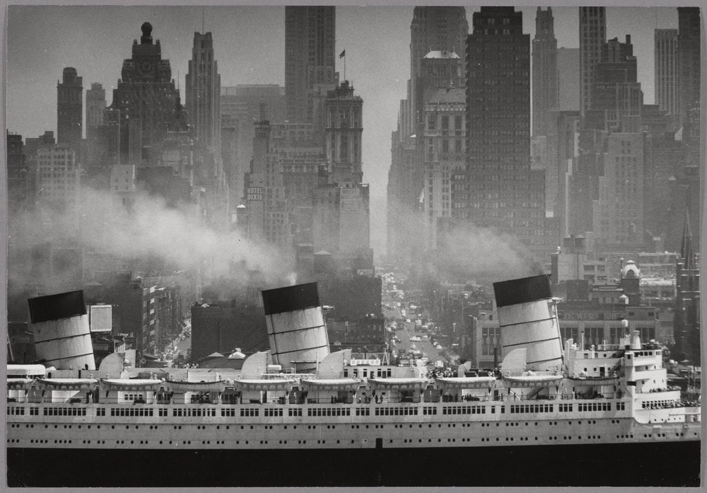 Queen Mary passing 42nd Street, Andreas Feininger