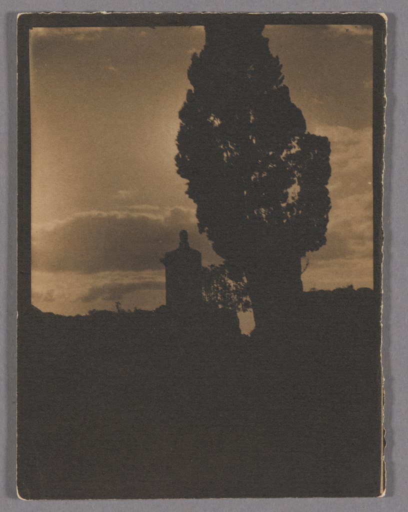 Silhouette von Baum und Turm im Abendhimmel, Adolf DeMeyer