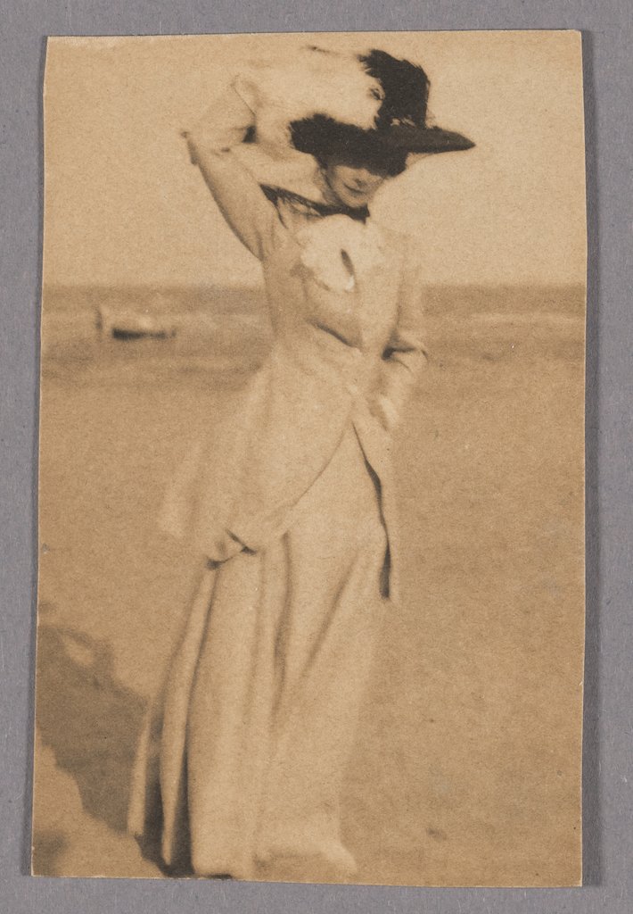 Junge Dame mit großem Hut am Strand, en face, Adolf DeMeyer