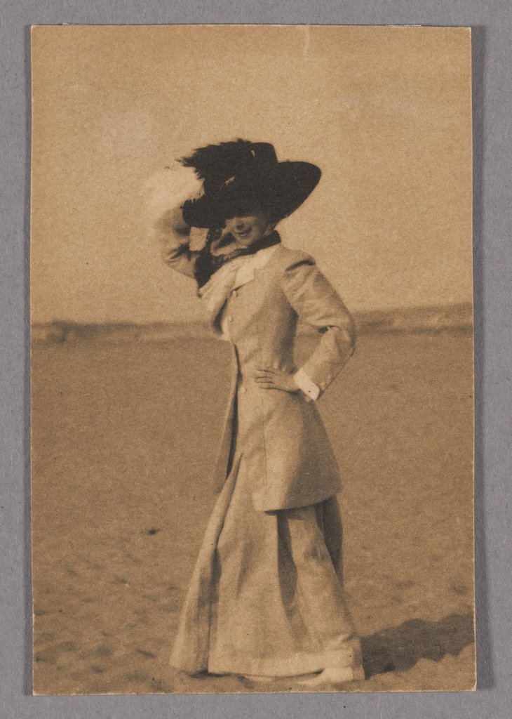 Junge Dame mit großem Hut am Strand, de profil, Adolf DeMeyer