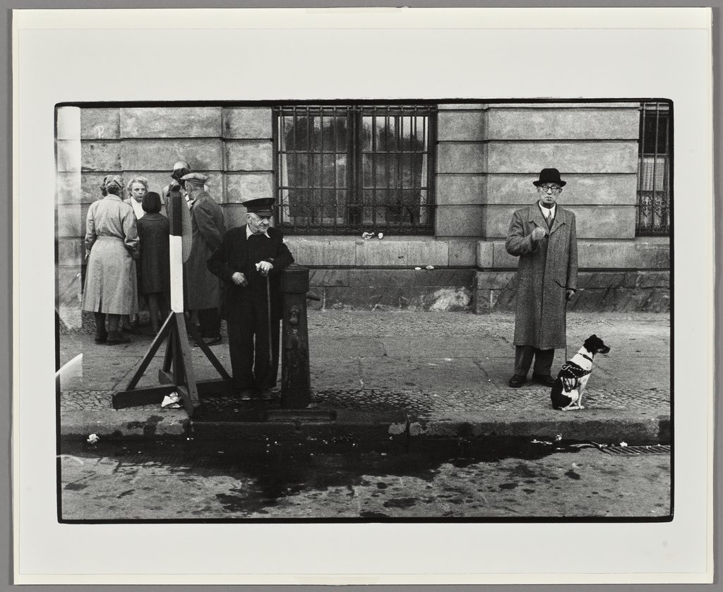 Mann mit Hund und Gruppe, Ostberlin, Will McBride