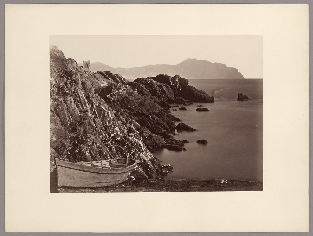 Genua: Fischerboot am Strand von Nervi, Blick auf Torre Gropallo und Monte Fasce, August Alfred Noack
