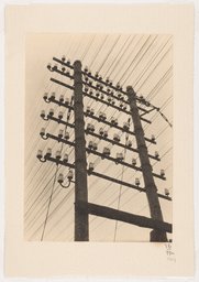 Ilse Bing, Vorm Fenster wehen Telefonmasten, ca. 1929