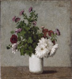 Stillleben mit Herbstchrysanthemen in einer weißen Vase